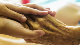 Для тех, у кого есть пожилые родители: стихотворение Дементьева трогает до слёз