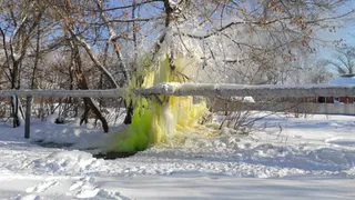 Это даже красиво: из-за прорыва трубы в Варских появился замок Снежной Королевы