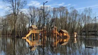 В Рязани в Лесопарке водой залило дорогу около детской площадки
