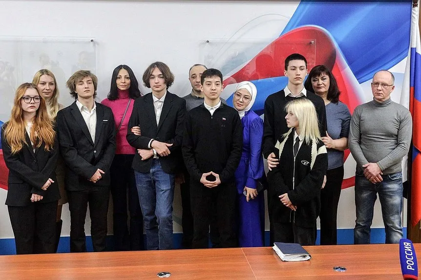 Школьники, эвакуировавшие людей из Crocus City Hall, получили награды в Государственной Думе