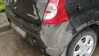 В Недостоеве подросток разбил стекло машины, сбросив на нее пакет с водой