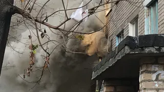 Приехало пять расчетов: в Рязани загорелось бывшее общежитие