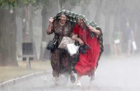 Тропические ливни продолжают поливать Россию