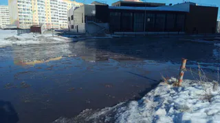 Лужа преградила родителям и детям путь до детского сада