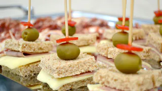 Ждите подарка от Зеленой Змеи: рецепт канапе на Новый год-2025 — нужны только селедка и плавленый сыр