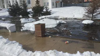 Везде снег, а тут вода: на Лыбедском бульваре образовалось "озеро"