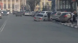Канализационный люк стал ловушкой для автомобиля в центре Рязани