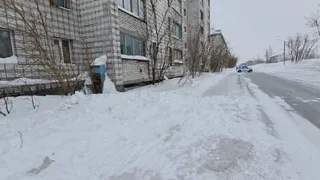 В Воркуте с крыши дома на двух детей упала глыба снега