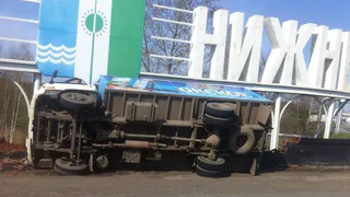 В Нижнекамске перевернулся грузовик 
