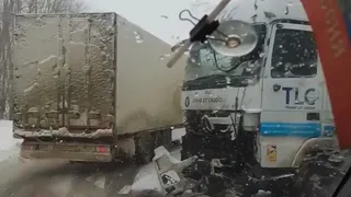 На трассе Рязань-Захарово столкнулись две фуры и микроавтобус