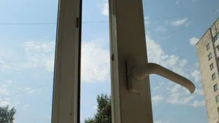 Второй человек за день: в Рязани из окна выпала женщина