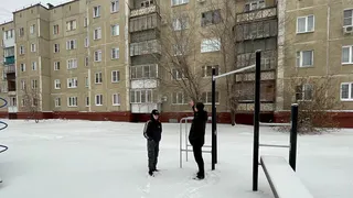 Подростки из Челябинской области спасли женщину, повисшую на балконе пятого этажа