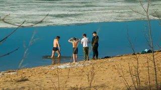 Жители Рязани засняли открывших купальный сезон на карьере подростков