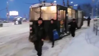 Шли пешком: в Песочне на улице Советской Армии застряла фура