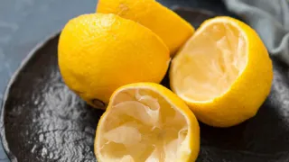 Сварите лимон и выпейте воду натощак: на утро вы не узнаете себя в отражении