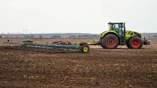 В Нижнекамском районе приступили к боронованию посевных площадей