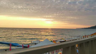 «Серебряный пляж» с мальдивскими водами: Россиянка побывала в Крыму и нашла тайный пляж для избранных