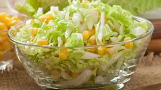 Хватаем «пекинку» и два ингредиента, которые есть в любом холодильнике — за 15 минут получаем роскошный салат к ужину