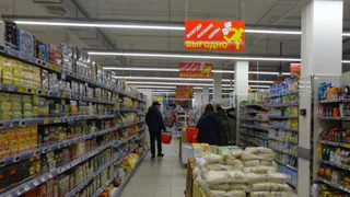 Виноват ажиотаж: торговые сети закупили слишком много продуктов, и теперь не могут их продать