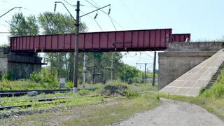 Упала с пятиметровой высоты: 14-летняя девочка получила травмы на заброшенной железной дороге