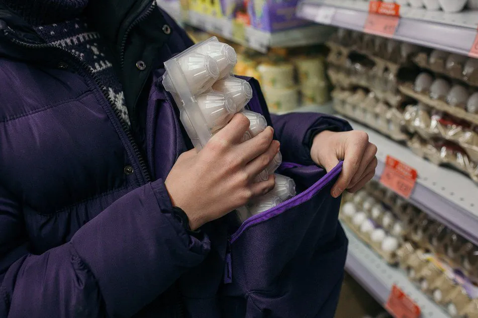Кража: нижнекамка попыталась пронести мимо кассы продукты, спрятанные под одеждой