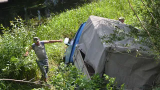 Едва не утонула: в Пителинском районе Газель провалилась в овраг