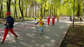 Люди с ОВЗ покорили дистанцию по скандинавской ходьбе в Центральном парке Владимира