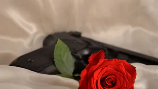 В Нижнекамске мужчина пришел в школу с пистолетом