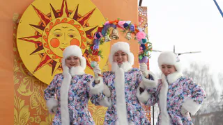 В Ижевске проводили нынешнее время года: блины, хороводы и сжигание чучела на Центральной площади