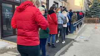 Стоим минут 30: рязанцы жалуются на очередь в центр вакцинации на Каширина