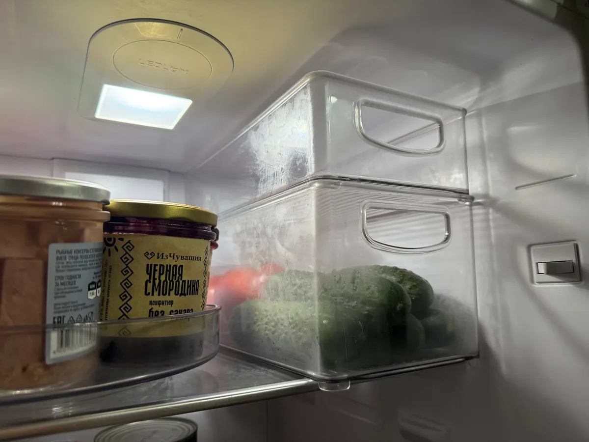 Поставила в холодильник стакан с этим – и решила ужасную проблему: опытная горничная поделилась секретом