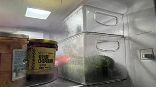 Поставила в холодильник стакан с этим – и решила наболевшую давнюю проблему: опытная горничная поделилась секретным лайфхаком

