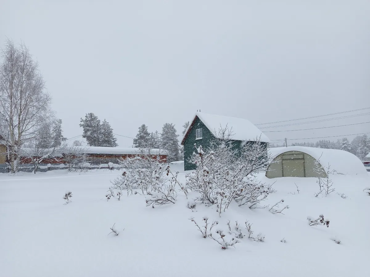 Снежный сход разрушил забор: суд Магнитогорска обязал соседа выплатить компенсацию