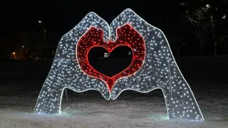 Во Владимире установили арт-объект "Сердце в руках", приковывающий взгляды прохожих