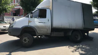 Колеса ушли под землю: в Рязани под “Газелью” провалился асфальт