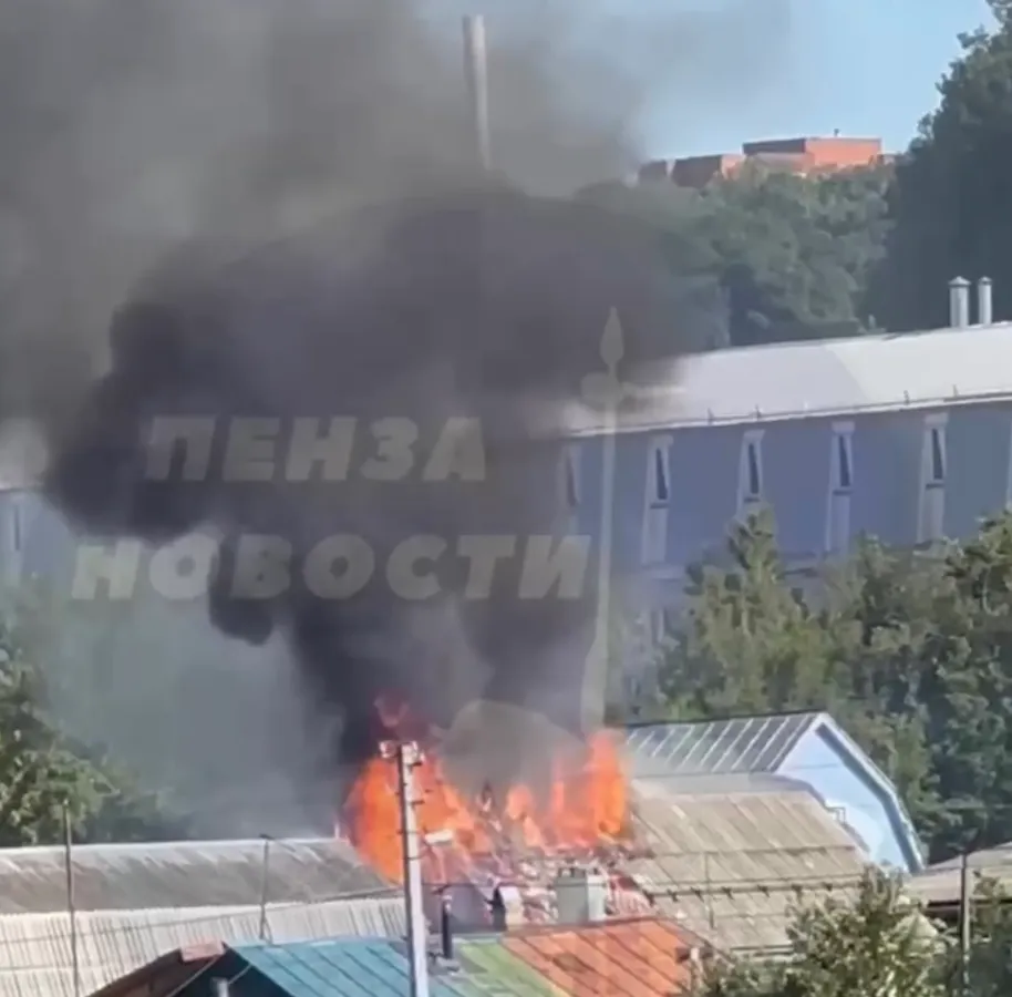 На улице Ключевой в Пензе из пожара спасли человека