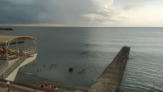 Уже ничего не помогает: отдыхающие в Геленджике и Анапе массово жалуются на новую беду — отпускникам приходится туго