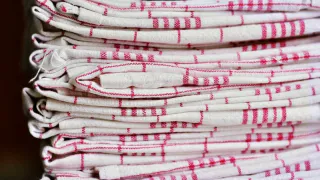 Вечером окунаю кухонные полотенца и прихватки в это — утром достаю кристально чистыми: даже «вековой» нагар отходит