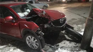 На улице Типанова "Мазда" врезалась в столб: погибла женщина-водитель