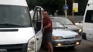 В Рязани на улице Дзержинского мужчина избил водителя маршрутки