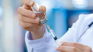 Почти всех брянских медиков ревакцинировали от коронавируса