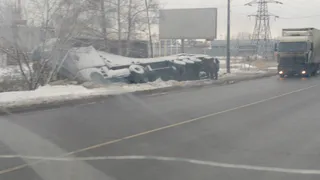 На Южной окружной дороге в Рязани перевернулась фура