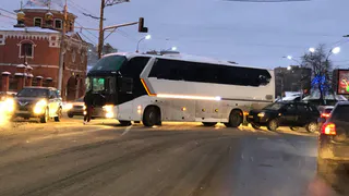 ДТП в Рязани: на Московском шоссе автобус подрезал иномарку 