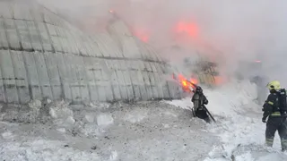 В Усинске при крупном пожаре в ангаре пострадал мужчина