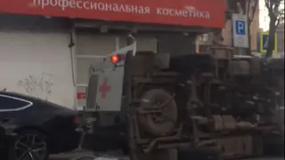 Легла на бок: у ТЦ “Атрон” перевернулась скорая