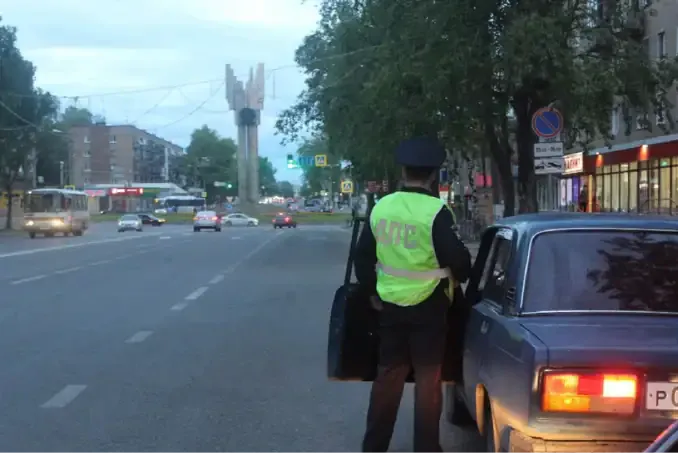 Водителей предупредили. С 12 июня начнут лишать прав за опущенные стекла