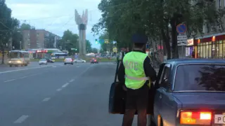 Водителей предупредили. С 12 июня начнут лишать прав за опущенные стекла