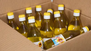 Янтарная жижа в красивой бутылке: в Росконтроле проверили бренды растительного масла - не стоит покупать