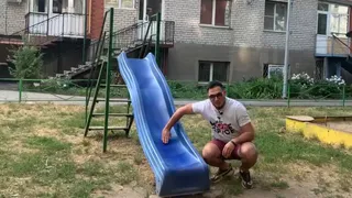 Проверили, как выглядит установленная два года назад детская площадка. Видео