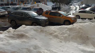 2-х метровые снежные горы тают, вода стоит на дороге